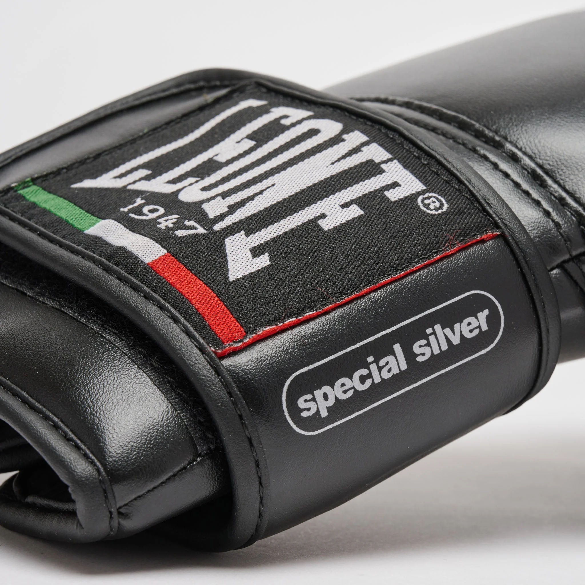 Boxing gloves Leone Thunder GN383  - Image 31