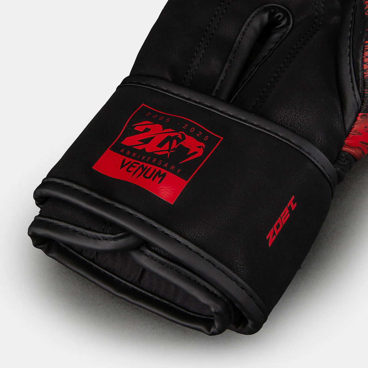 Boxing gloves Venum 20th Anniversary Black-red  - Image 5