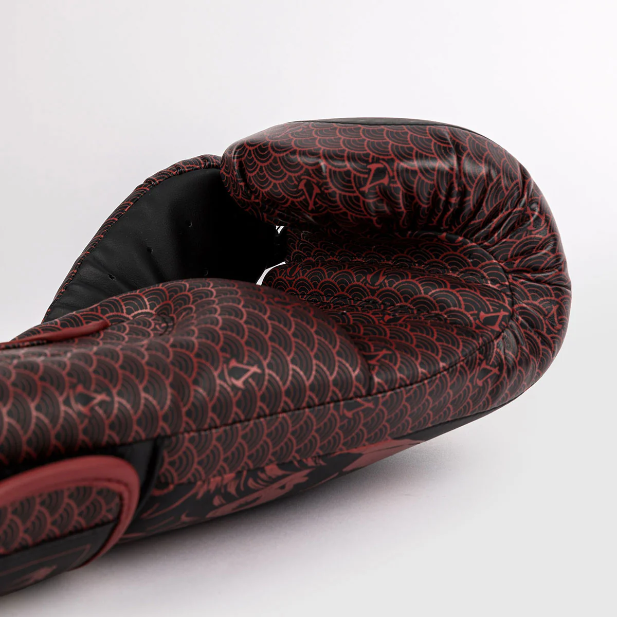 Boxing gloves Venum Assassin's Creed Shadows Red-black  - Image 3