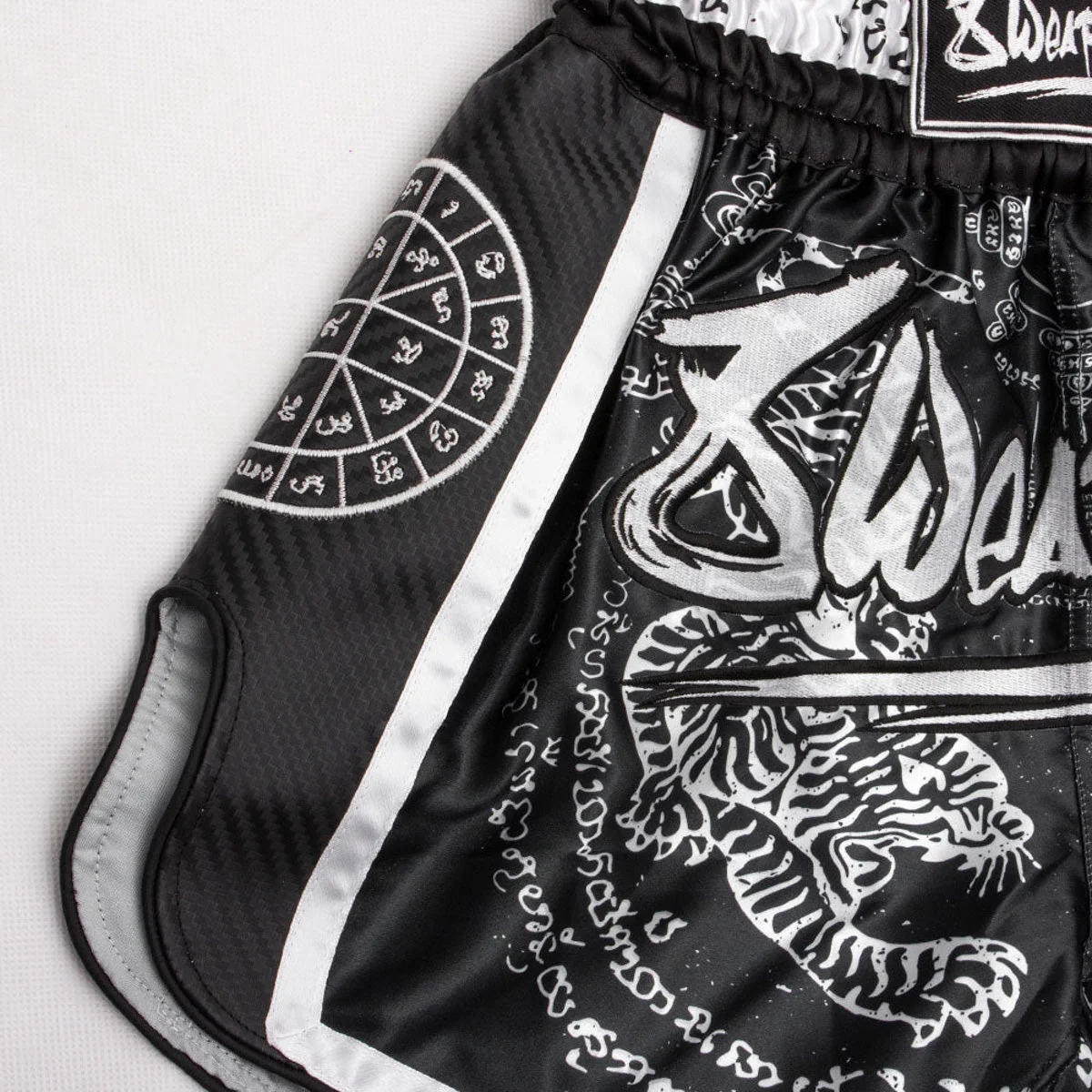 Kick-thai shorts 8 Weapons Carbon Sak Yant Tigers  - Image 3