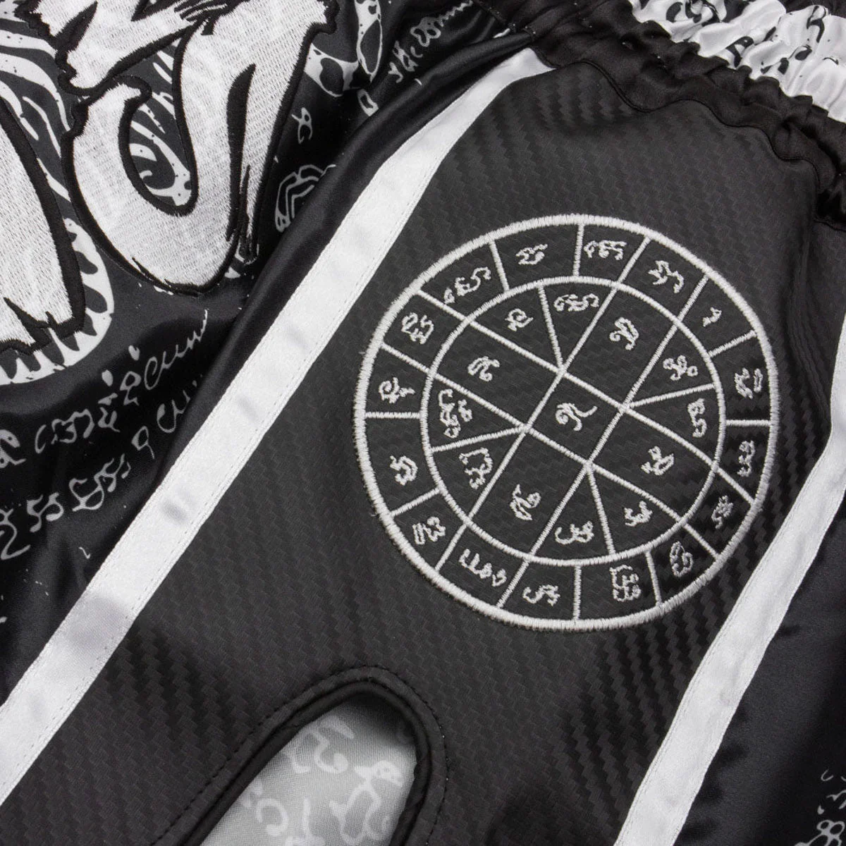 Kick-thai shorts 8 Weapons Carbon Sak Yant Tigers  - Image 4